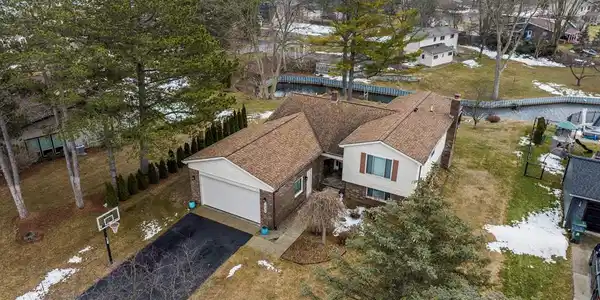 1035 ARBROAK Way