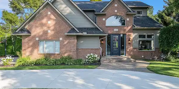 735 LAKES EDGE Drive