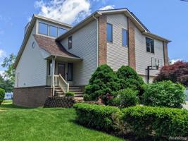 1080 LAKEVIEW Drive