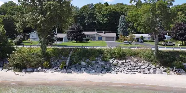 8054 S W Bay Shore