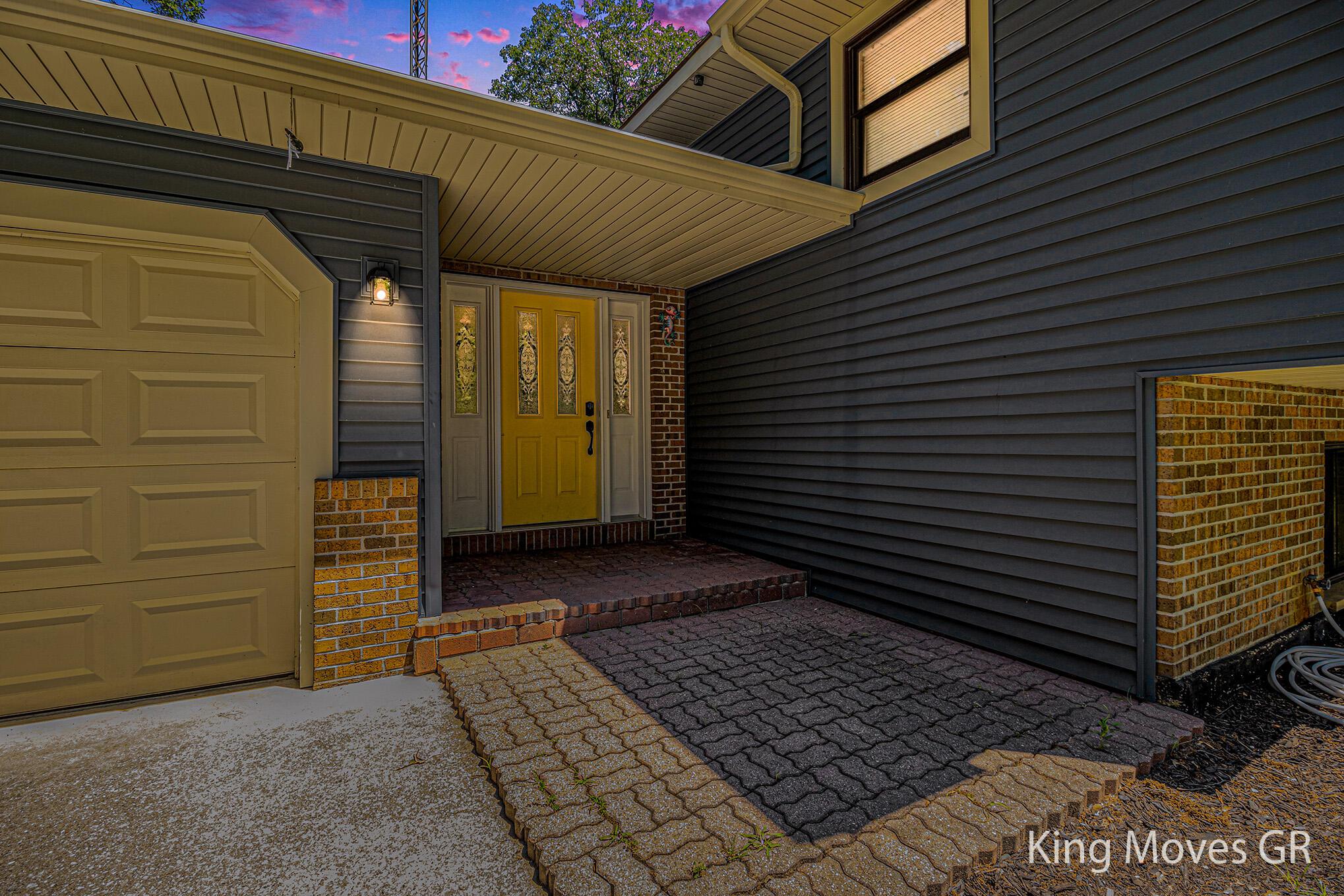 Image 3: Situated on over 4 acres