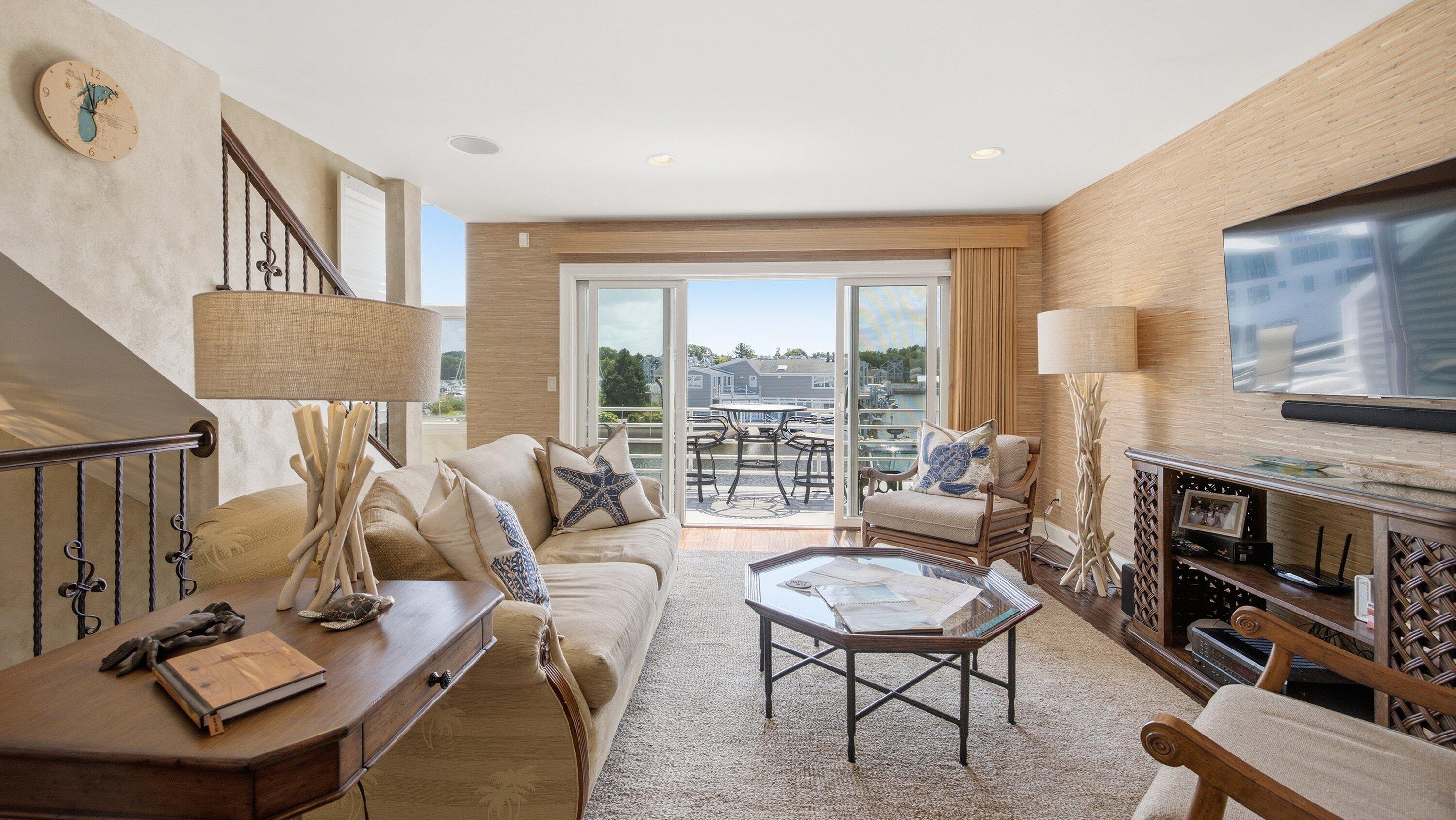 Image 4: Living Room