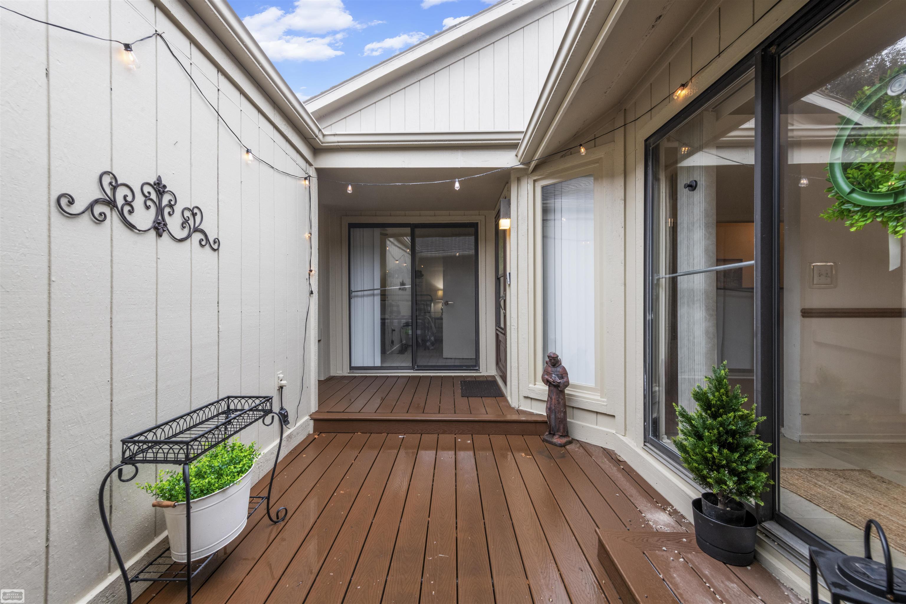 Image 3: Private Front Deck