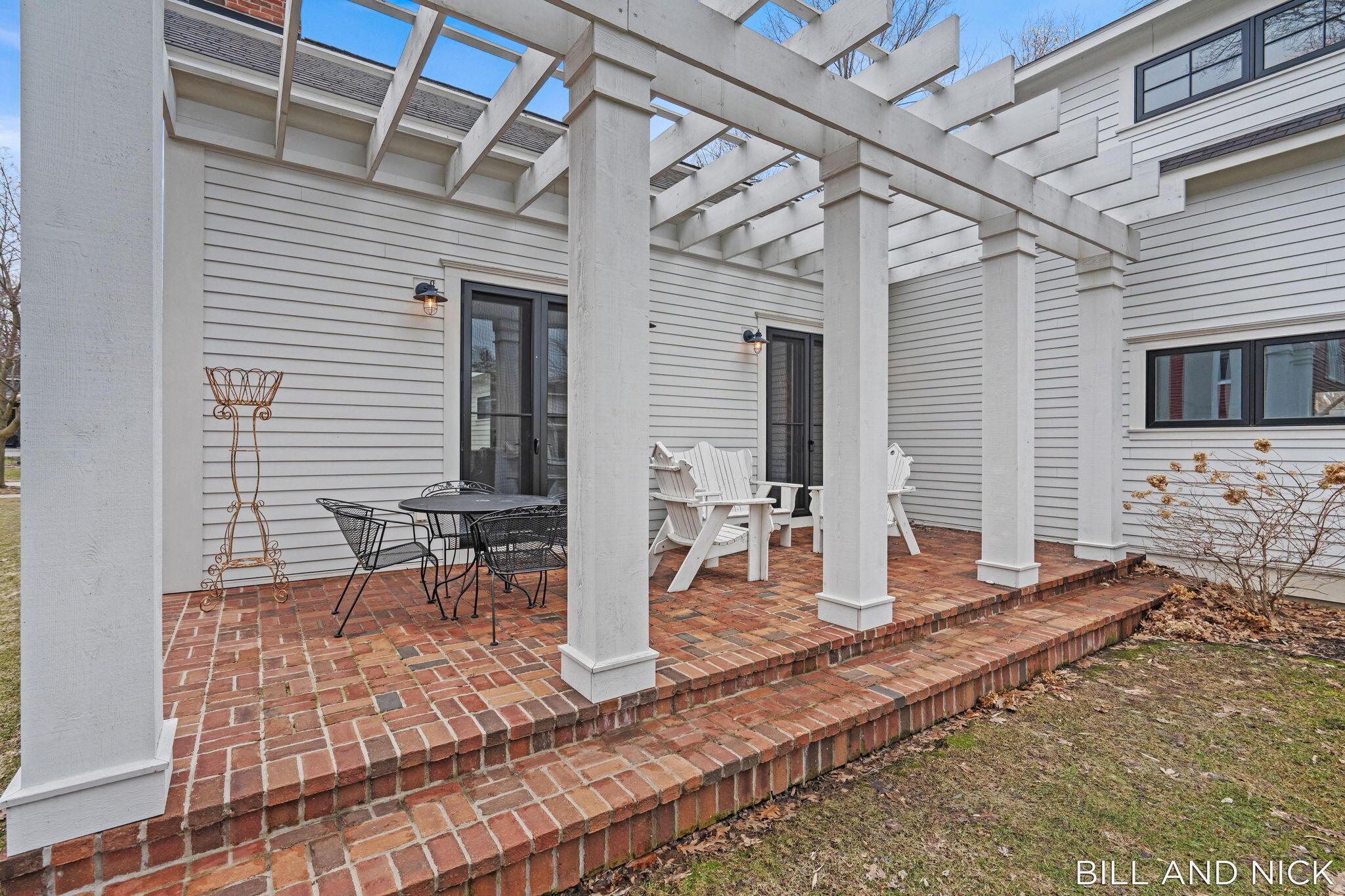 Image 3: patio with pergola