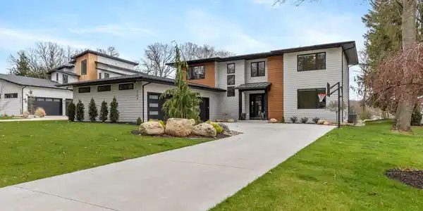 3294 Thorncrest Drive