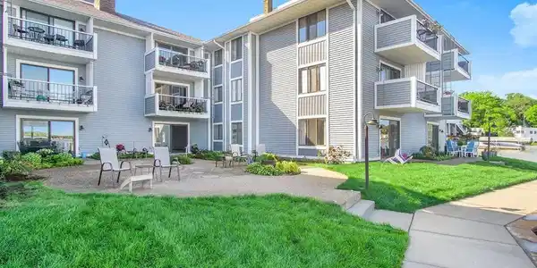 400 Lakeview Court