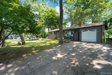 3920 WOODLAND Drive