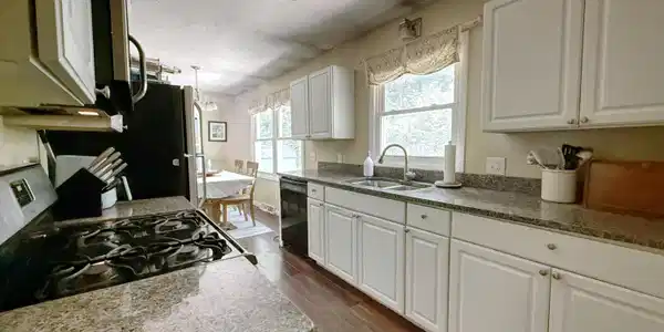 Image 4: kitchen