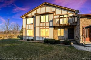 952 COUNTRY CLUB Drive