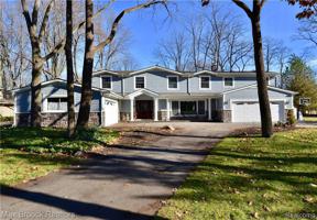 5561 LAKEVIEW Drive
