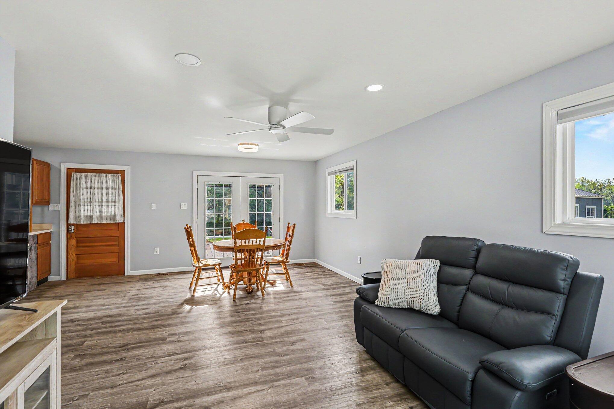 Image 4: Open floor plan