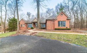5051 HILLTOP CRT