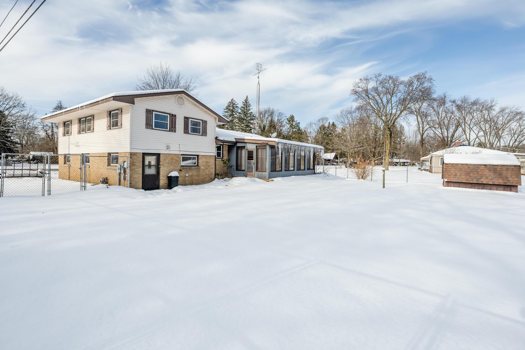 Image 3: Paw Paw Lk Rd-135