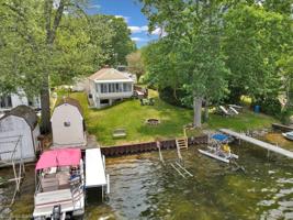 915 LAKESHORE Drive