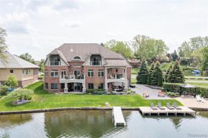3372 LEDGEWOOD W Court