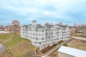 7346 Huron Ave