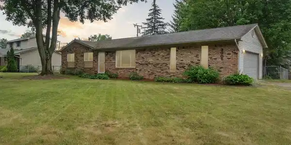 3005 W COMMERCE Road