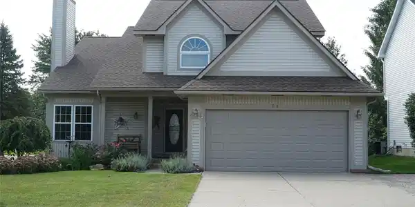 808 WOODLEIGH WAY