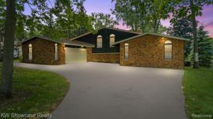 1042 SCHUYLER Drive