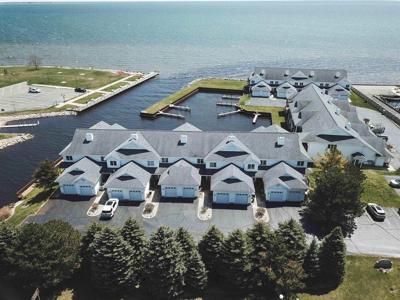 907 W Lake
