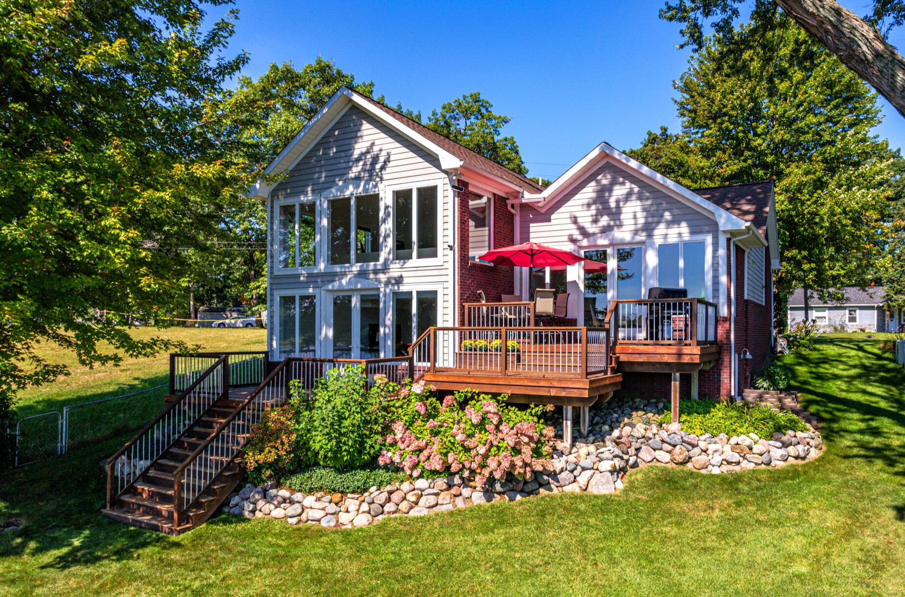 Image 2: Lakefront View 2