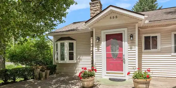555 SHADY OAKS Street