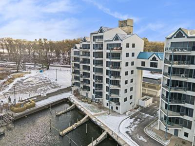 2964 Lakeshore Drive