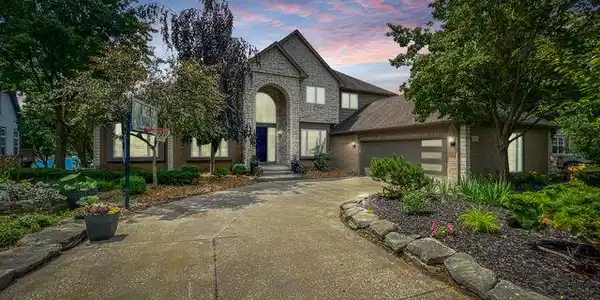 550 BAY POINTE Drive