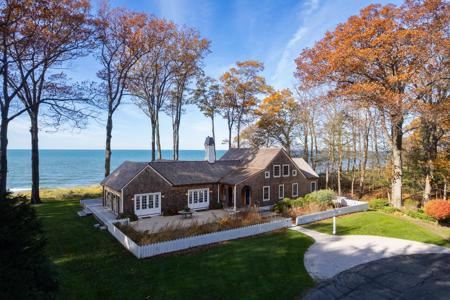 2526 Lakeshore Drive