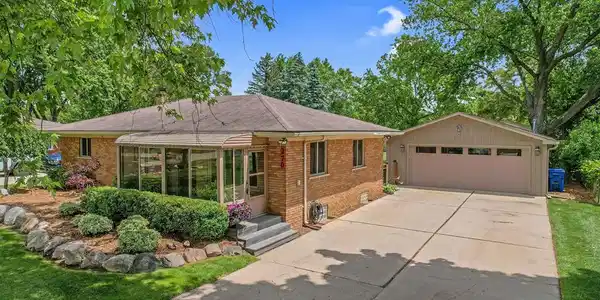 270 N ROSLYN Road
