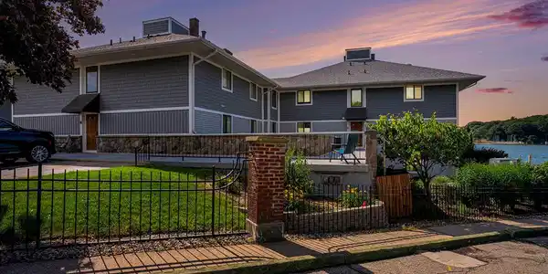 400 Lakeview Court