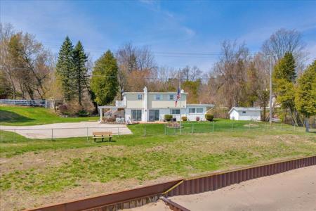 7226 Lakeview Drive