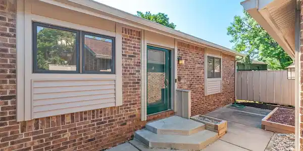 5745 Woodland View