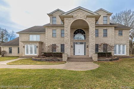 5626 SHADOW Lane