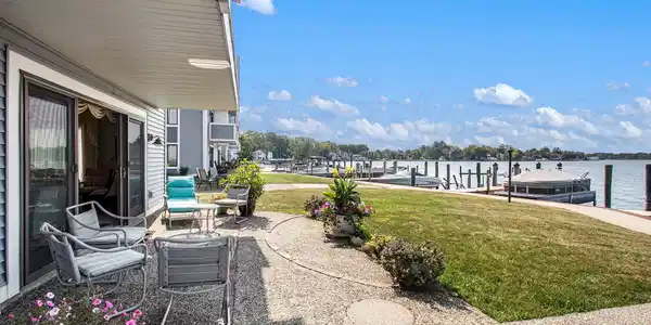 400 Lakeview Court