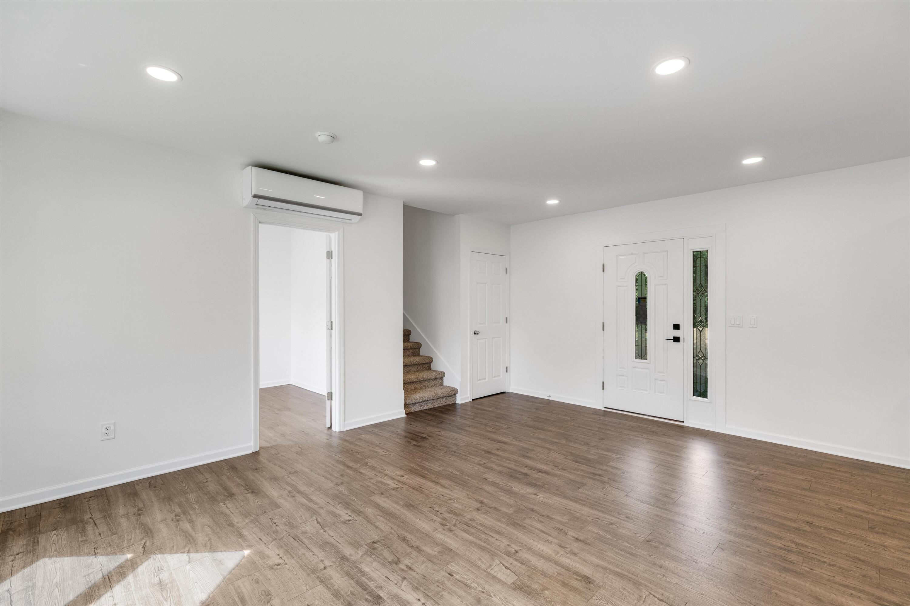 Image 2: Entry / Living