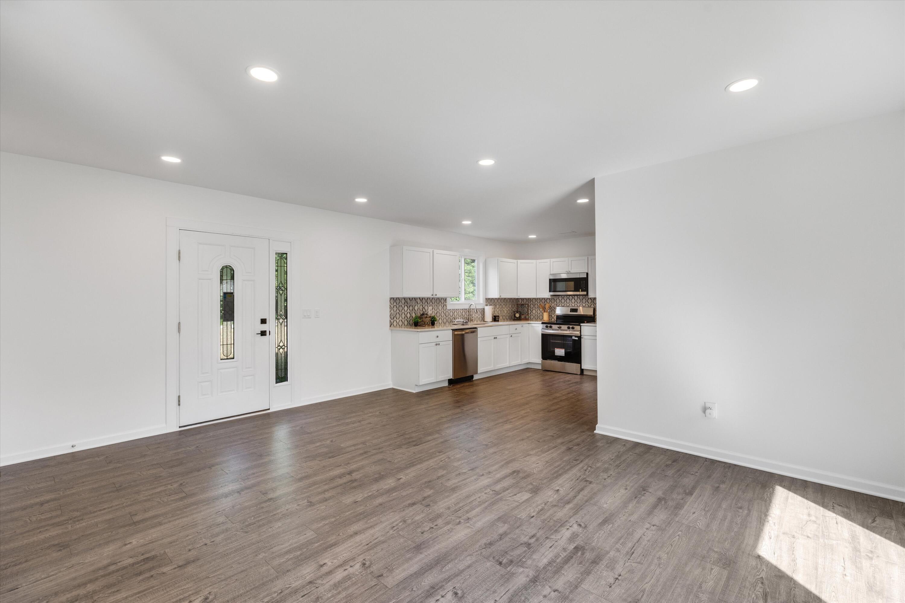 Image 3: Entry / Living