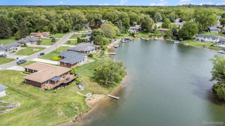 687 Sunnybeach Drive
