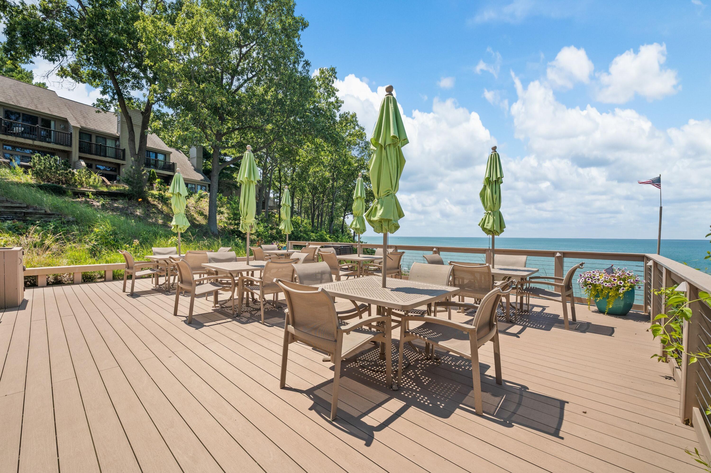 Image 4: Lake Michigan Sundeck