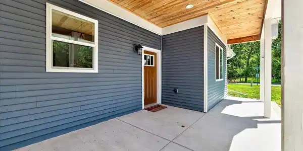 Image 4: COVERED FRONT PORCH