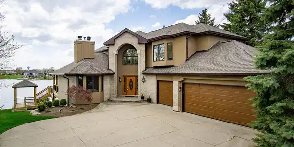 700 LAKES EDGE Drive