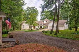 5733 N Enchanted Forest