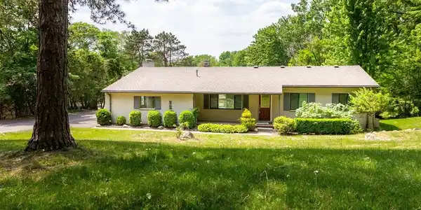 2460 BEACHVIEW Lane