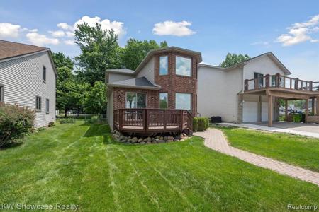 1515 E LAKE Drive