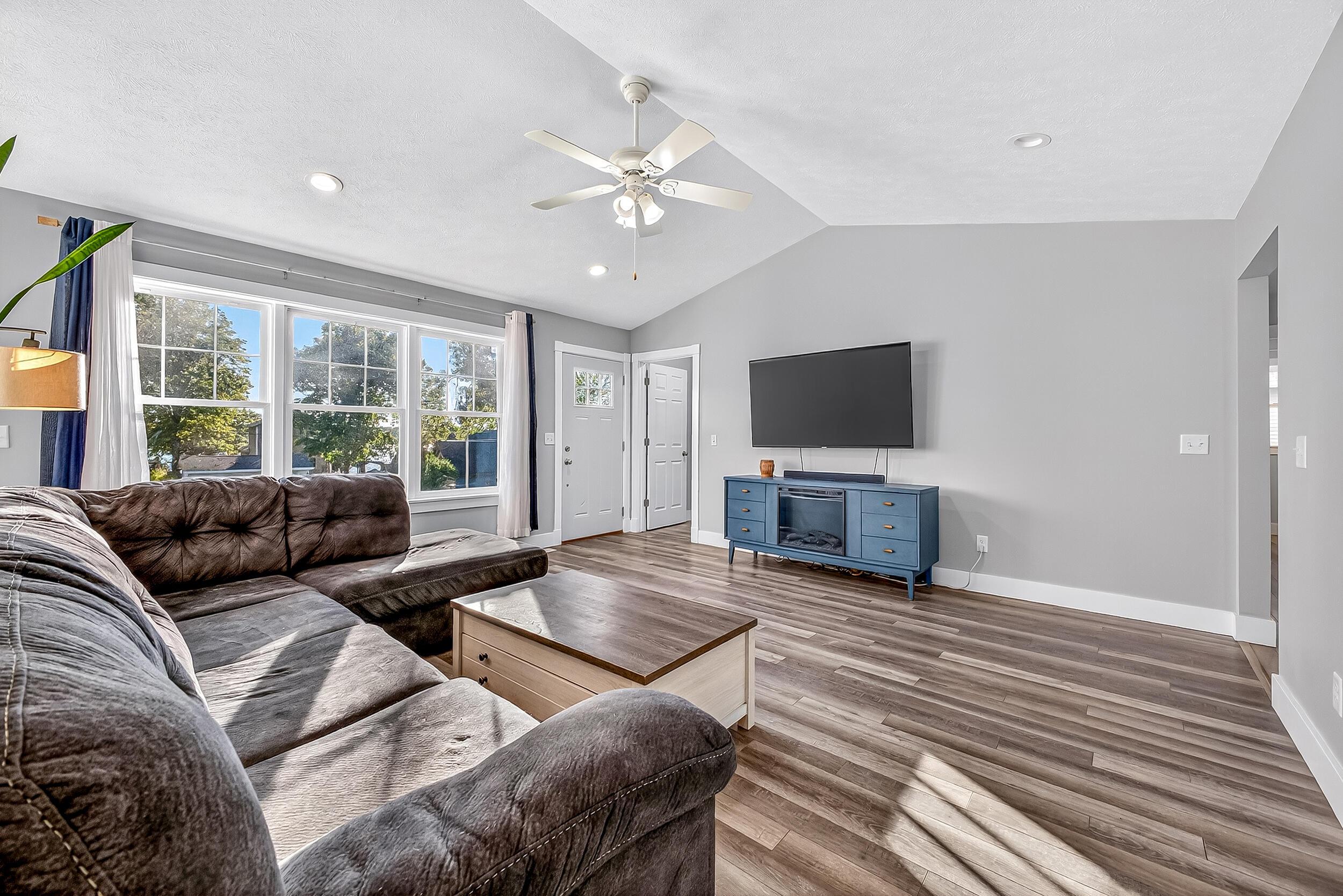 Image 4: Living Room