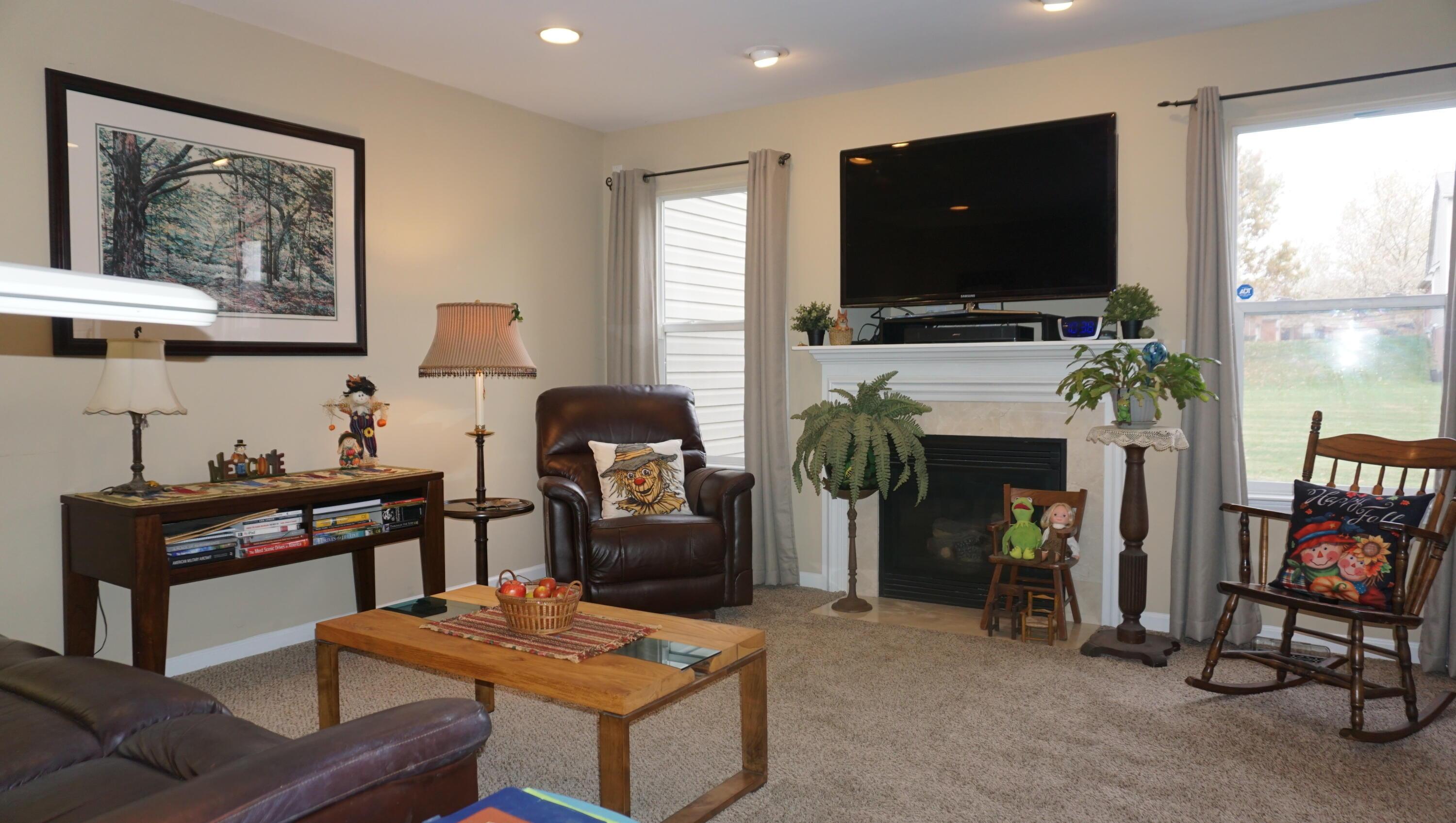 Image 4: Living room