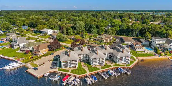 400 Lakeview Court