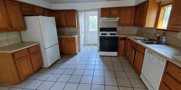 Image 3: kitchen