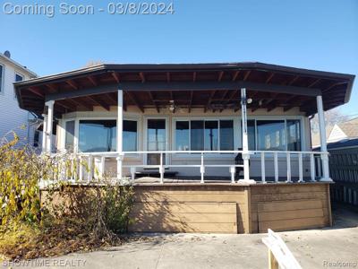 326 N MARKET Street E