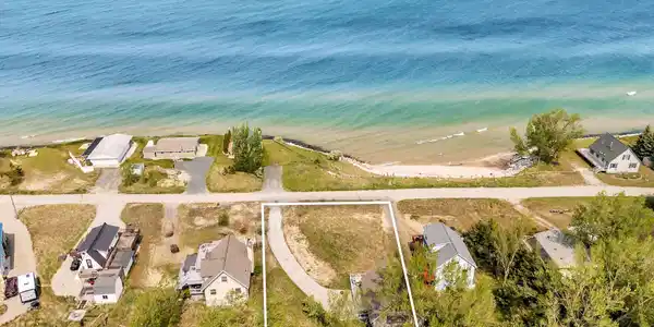 2806 N Lakeshore Drive